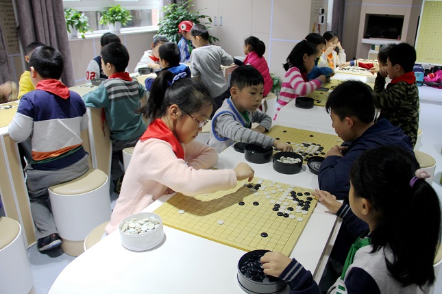 复旦小学“爱心”晚托班学生下棋（资料照片.JPG