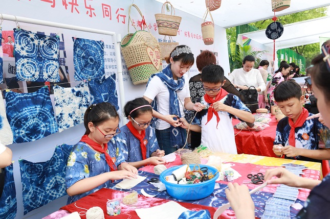 嘉定区实验小学“快乐30分”蜡染活动（资料照片）.JPG