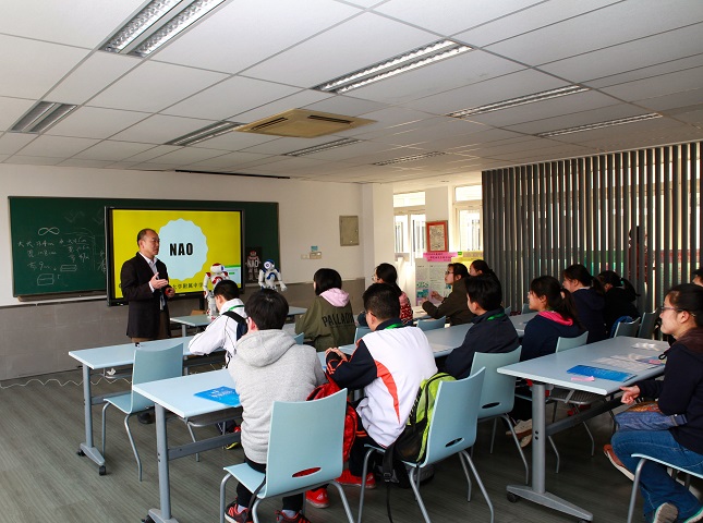 (131664381442198931)向优秀初中毕业生展示类人型机器人.jpg