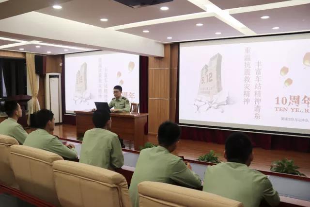 官兵认真聆听.jpg