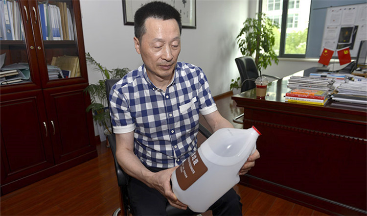 拿着桶.jpg