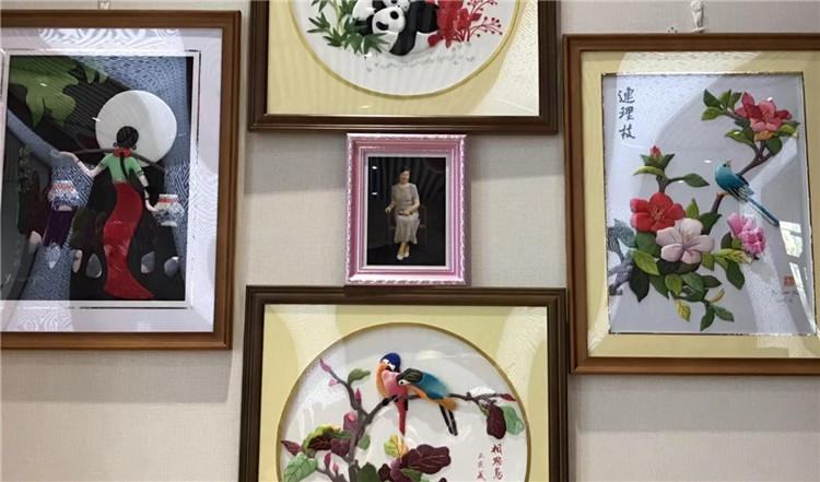 老人的布艺作品.jpg