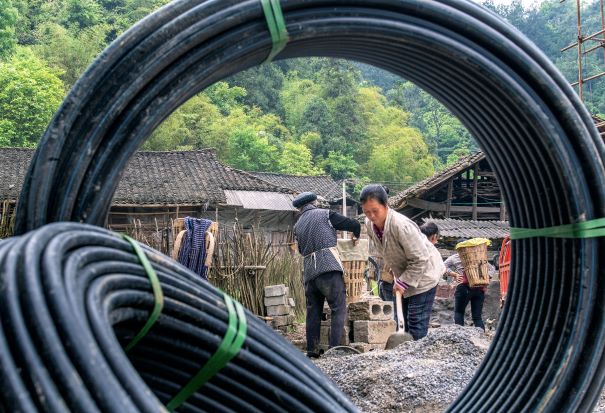 自然能提水项目出水后，村民迫不及待施工往自家引水.jpg
