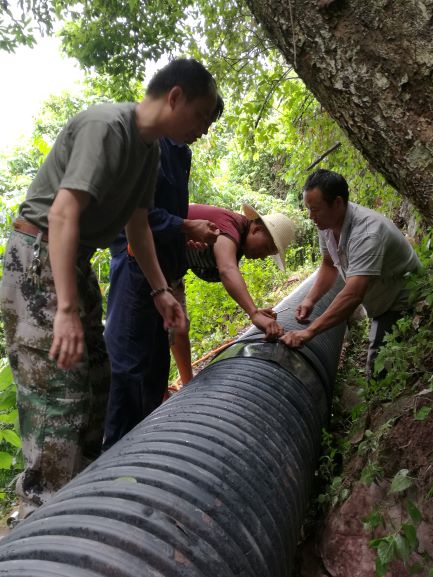 工人在铺排提水管道3.jpg