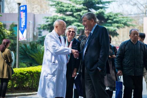 2018年，外国医学代表团到访，一定要到瑞金医院当面见见这位厉害的中国医生.jpg