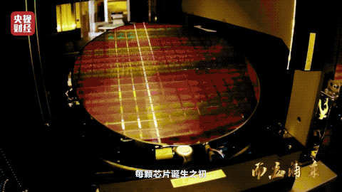 11 每颗芯片诞生之初，都要经过光刻机.gif