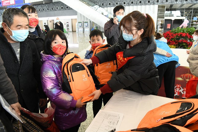 全民阅读志愿服务队向过往旅客赠送“书香福袋”.JPG