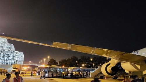 7月9日,大韩航空一架从伊斯坦布尔飞往仁川国际机场的客机因发动机故障迫降阿塞拜疆首都巴库。图源:韩媒引自乘客供图 7月9日,大韩航空一架从伊斯坦布尔飞往仁川国际机场的客机因发动机故障迫降阿塞拜疆首都巴库。图源:韩媒引自乘客供图