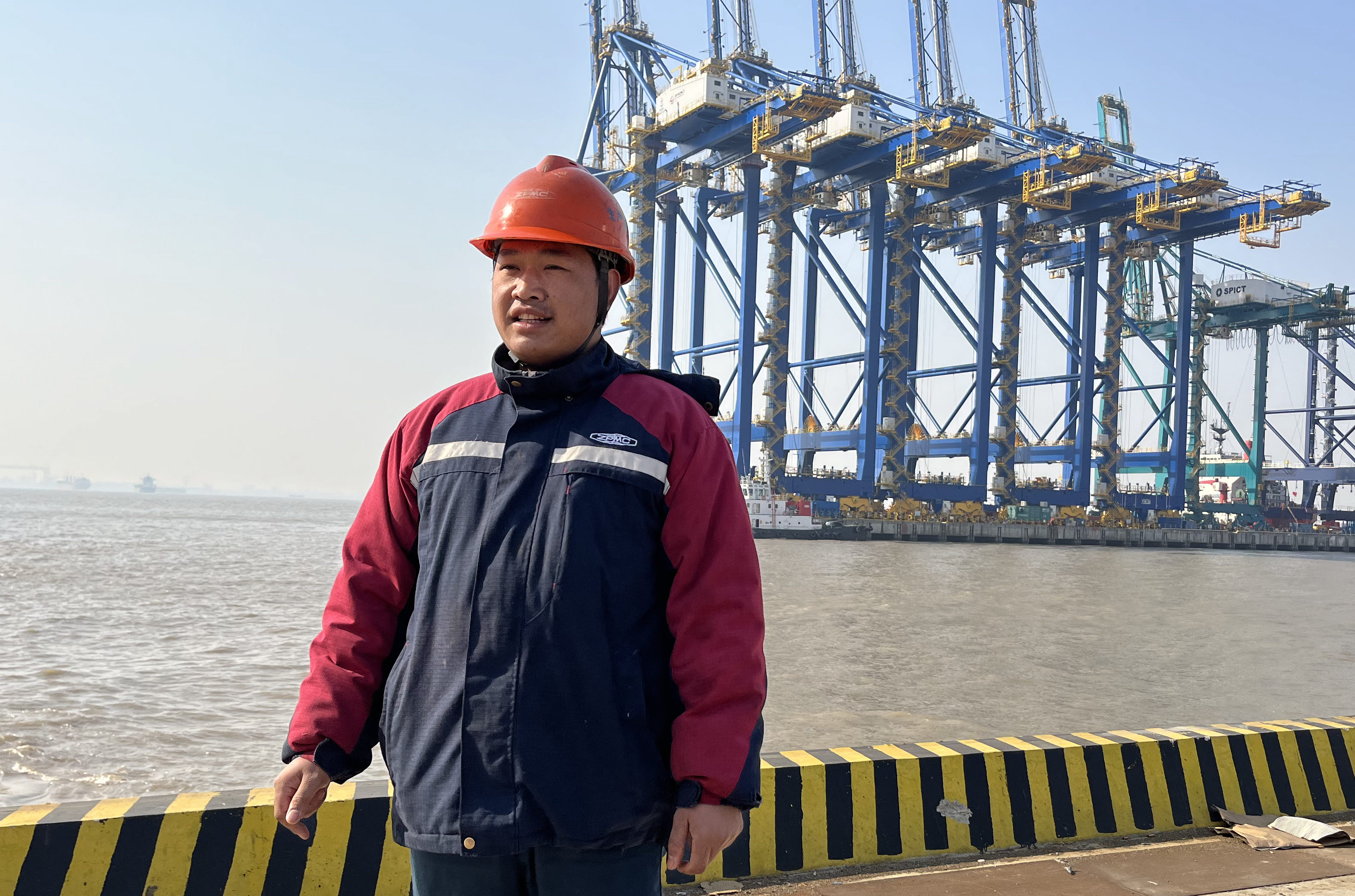 俸春林在振华重工总装码头 沈竹士摄(5965674)-20230126124859.jpg